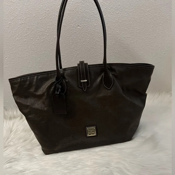 Dooney & Bourke Handbags - VINTAGE Dooney And Bourke brown Medium Tote.